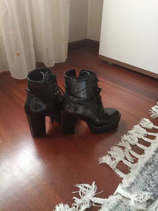 Botines negros con cordones y tacón