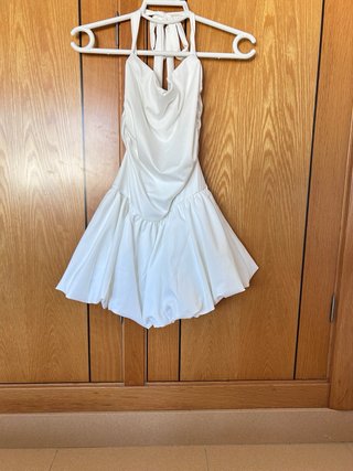 Vestido blanco halter con falda abullonad