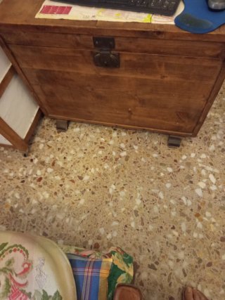 Baúl de madera con detalles metálicos