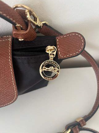 Mala mini Longchamp preta e castanha