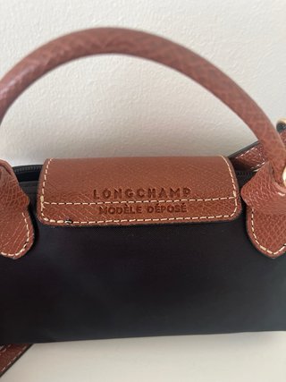 Mala mini Longchamp preta e castanha