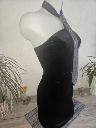 Vestido fiesta negro con corbata plateada