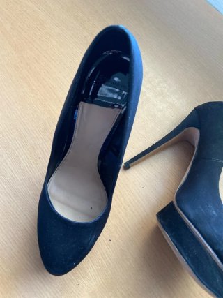 Zapatos negros de salón con tacón y plataforma