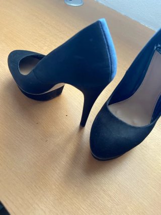 Zapatos negros de salón con tacón y plataforma