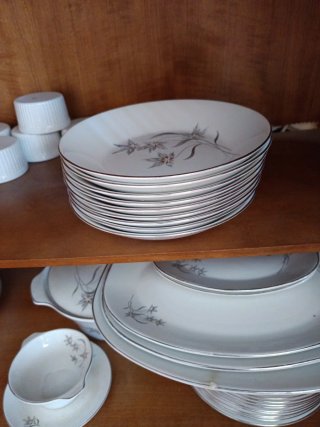 Vajilla antigua de porcelana