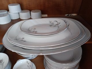 Vajilla antigua de porcelana