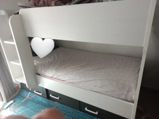 Cama litera blanca con cajones