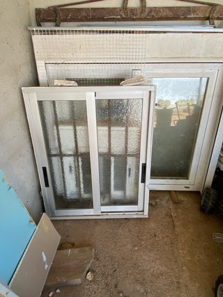 Ventana corredera aluminio con vidrio texturizado
