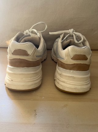 Zapatillas Bershka grises y blancas