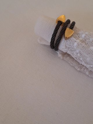 Anillo trenzado puntas doradas y bolsito boho coco
