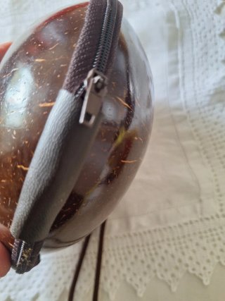 Anillo trenzado puntas doradas y bolsito boho coco