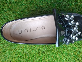 Mocasines Unisa charol negros con cadena