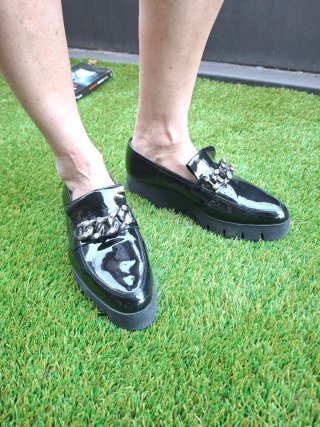 Mocasines Unisa charol negros con cadena