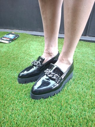 Mocasines Unisa charol negros con cadena