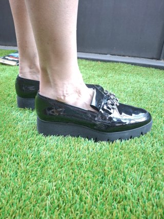 Mocasines Unisa charol negros con cadena