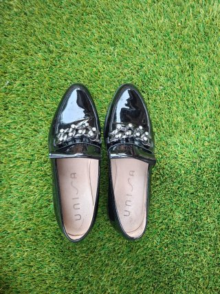 Mocasines Unisa charol negros con cadena