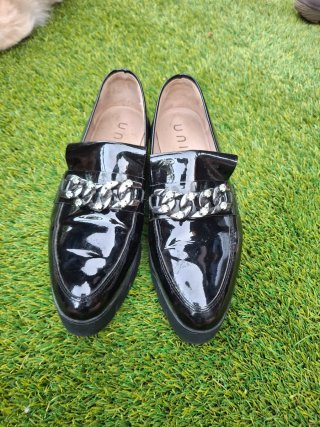Mocasines Unisa charol negros con cadena