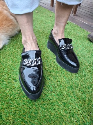 Mocasines Unisa charol negros con cadena