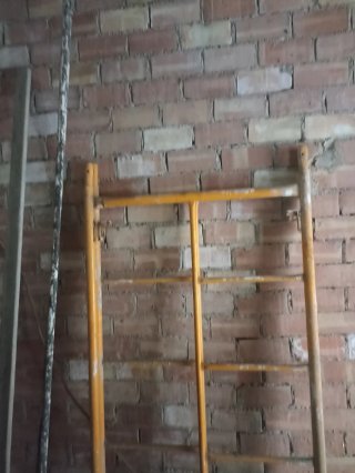 Andamio de obra amarillo