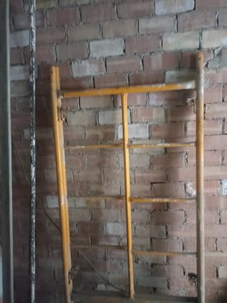 Andamio de obra amarillo