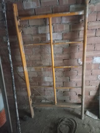 Andamio de obra amarillo