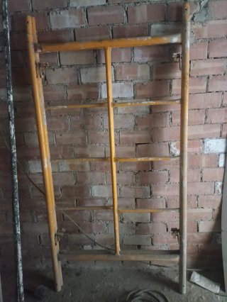 Andamio de obra amarillo
