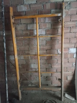 Andamio de obra amarillo