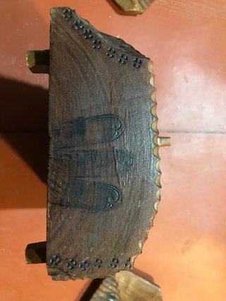 Caja antigua de madera tallada