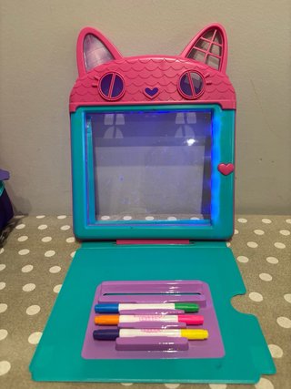 Pizarra Casa de Muñecas Gabi. Gabby’s Dollhouse