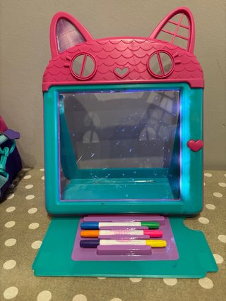 Pizarra Casa de Muñecas Gabi. Gabby’s Dollhouse