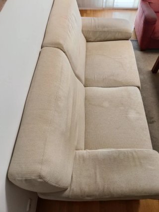 Sofá de tela beige