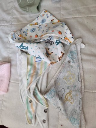 Lote Ropa Bebé: Gorros, Camisetas, Baberos