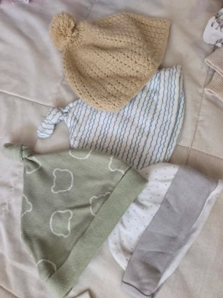 Lote Ropa Bebé: Gorros, Camisetas, Baberos