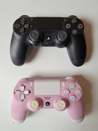 PS4 Negra 1TB + 2 Mandos + 4 Juegos