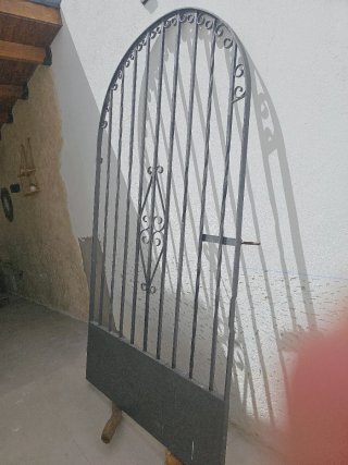 Puerta de hierro forjado