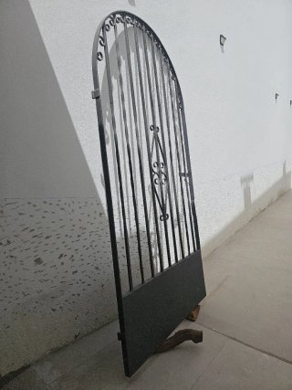 Puerta de hierro forjado