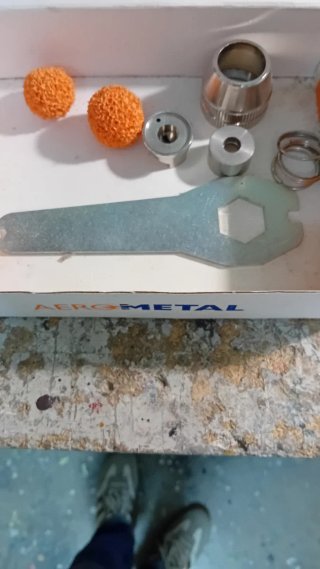Pistola aerográfica azul sin usar