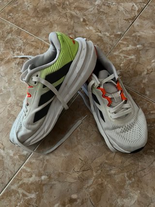 Zapatillas deportivas blancas y verdes