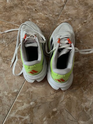 Zapatillas deportivas blancas y verdes