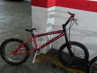Bicicleta BMX Roja con Rayas Negras