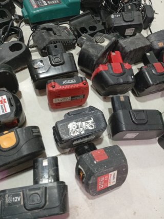 Lote 30 piezas.Cargadores y Baterías Taladro averi