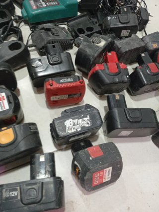 Lote 30 piezas.Cargadores y Baterías Taladro averi