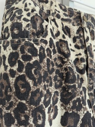 Pantalones vaqueros estampado leopardo