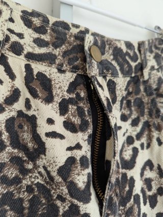 Pantalones vaqueros estampado leopardo