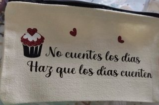 Bolso de tela y neceser con dibujo