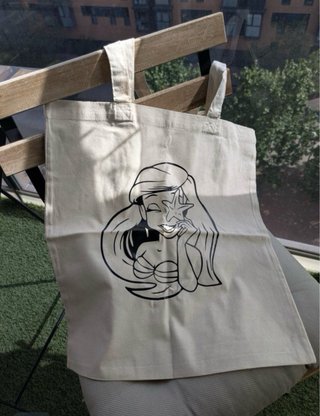 Bolso de tela y neceser con dibujo.