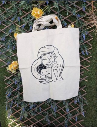 Bolso de tela y neceser con dibujo.