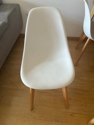 Mesa de madera y 4 sillas blancas