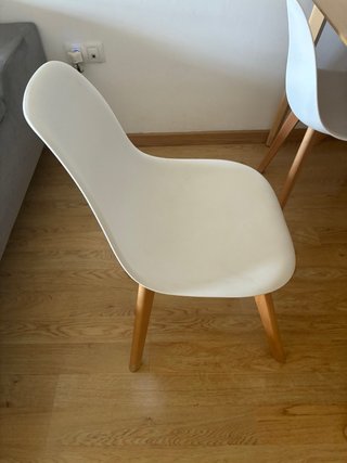 Mesa de madera y 4 sillas blancas