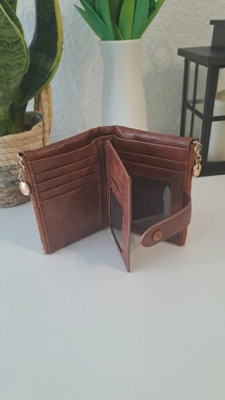 Monedero marrón con cremallera para mujer.